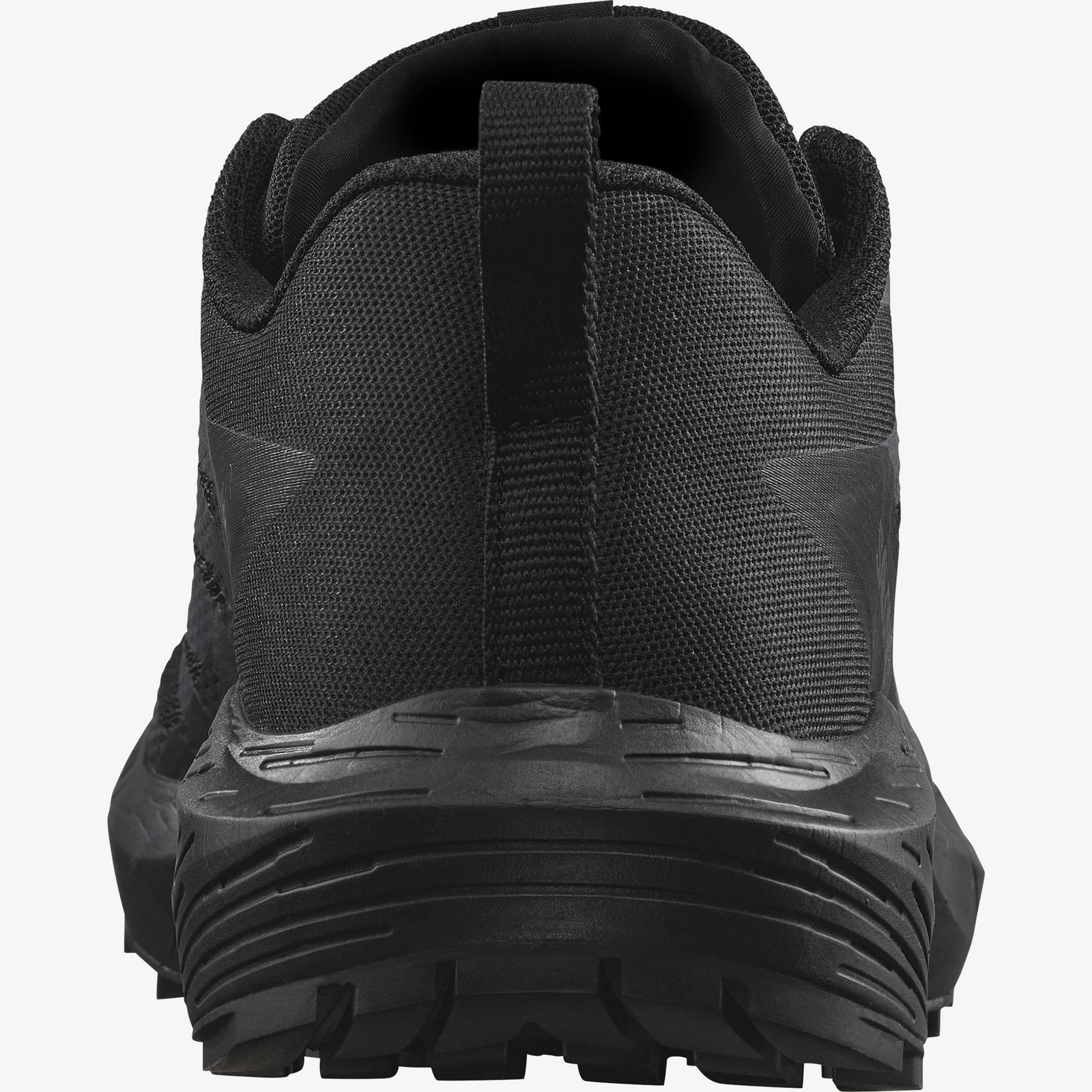 Rückansicht des SALOMON FORCES Salomon SENSE RIDE 5 SR - Black, mit strukturierter All Terrain Contagrip-Gummisohle, Mesh-Obermaterial und Fersenlasche, entwickelt für den Outdoor- und Trail-Einsatz.