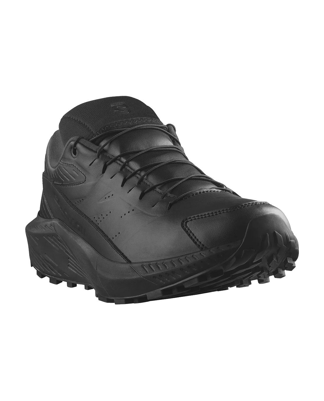 Der SALOMON FORCES SENSE RIDE 5 SR LEATHER in Schwarz verfügt über eine robuste Sohle, schwarze Schnürsenkel und ein Low-Top-Design - ideal für Outdoor-Abenteuer und harte Trails. Abgebildet aus dem Winkel von vorne links.