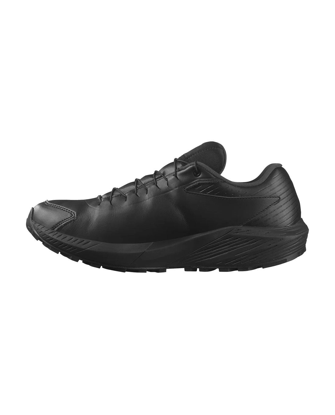 Ein schwarzer SALOMON FORCES SENSE RIDE 5 SR LEATHER Trailrunning-Schuh mit niedrigem Profil und strukturierter Sohle, hier in der Seitenansicht auf Weiß - perfekt für Outdoor-Abenteuer.