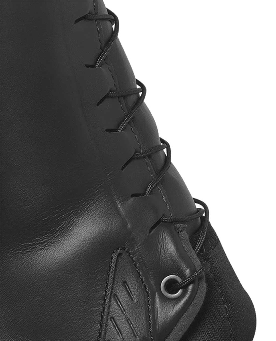 Nahaufnahme eines schwarzen Lederboxhandschuhs mit detaillierten Nähten - die ideale Inspiration für Outdoor-Abenteuer oder für alle, die die Strapazierfähigkeit des SALOMON FORCES Salomon SENSE RIDE 5 SR LEATHER - Black suchen.