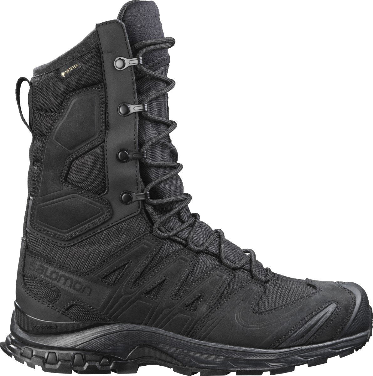 Der SALOMON FORCES Salomon XA FORCES 8" GTX DE - Black ist ein schwarzer High-Top-Stiefel mit einer robusten Sohle, Metallösen, verstärkten Einsätzen und strukturiertem Gewebe. Das Schnürdesign ist inspiriert von Salomons Langlebigkeit für den Outdoor- oder Militäreinsatz.