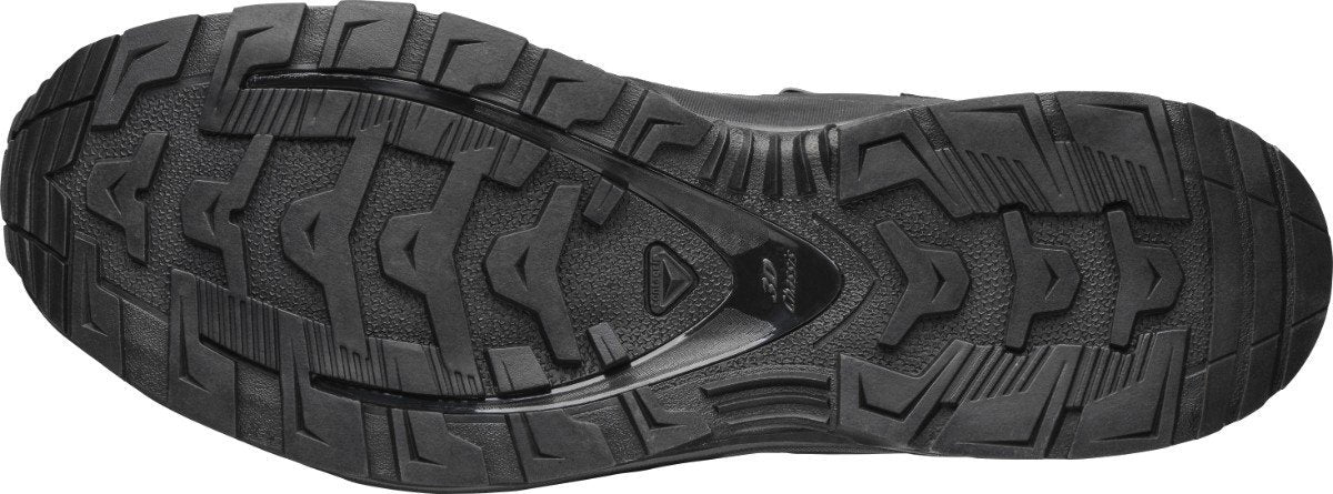 Das Bild zeigt die schwarze, strukturierte Gummilaufsohle des SALOMON FORCES XA FORCES 8" GTX EN, die mit einem robusten, multidirektionalen Profil für hervorragende Traktion und Grip ausgestattet ist.