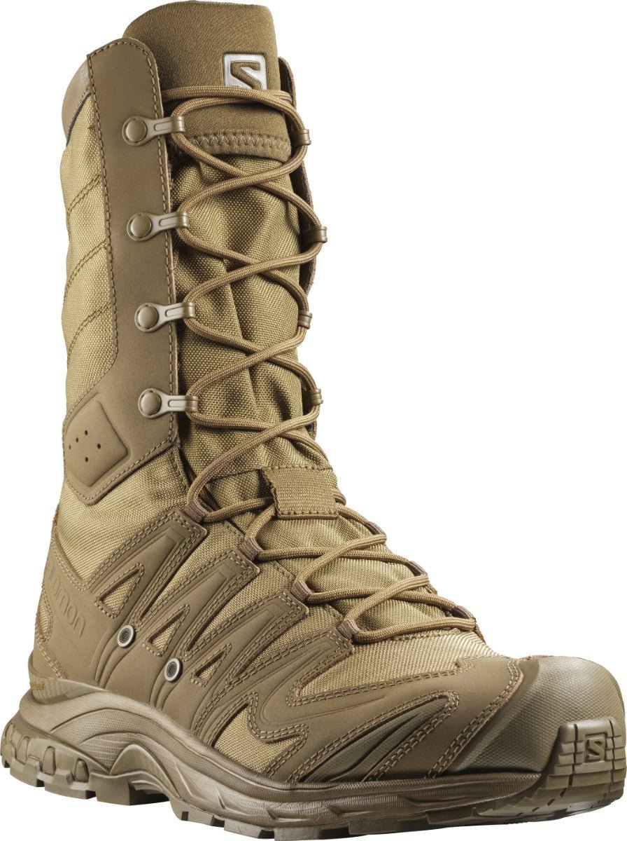 Der SALOMON FORCES Salomon XA FORCES JUNGLE in Coyote Brown ist ein hellbrauner, knöchelhoher Stiefel mit kräftigen Schnürsenkeln, robusten Nähten und einer dicken, strukturierten Sohle, der für Strapazierfähigkeit und Leistung im Freien oder für den militärischen Einsatz konzipiert ist.