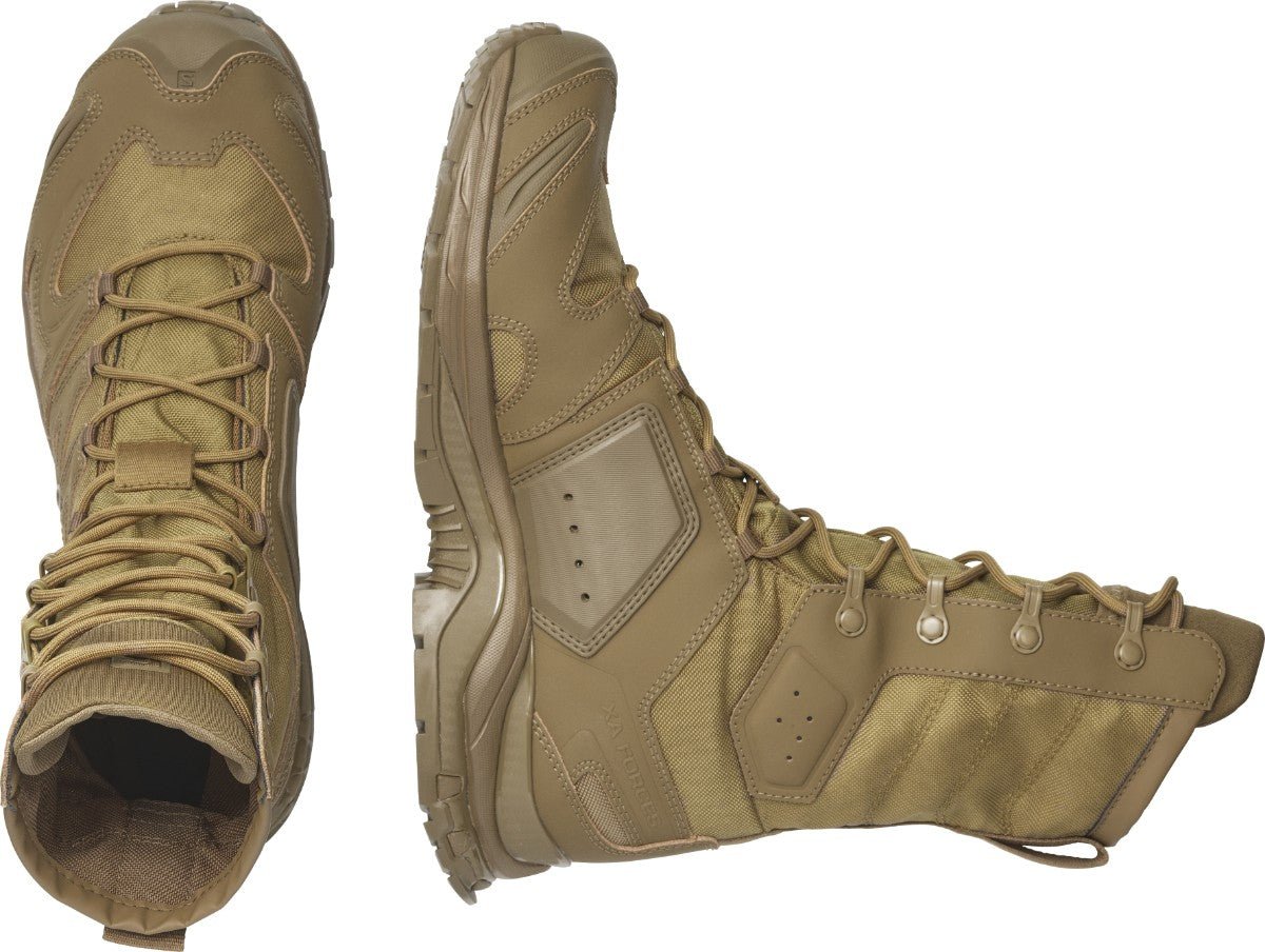 Die SALOMON FORCES XA FORCES JUNGLE Stiefel in Coyote Brown werden von oben und von der Seite gezeigt, wobei die robusten Sohlen, die verstärkten Nähte und die geschnürten Fronten hervorgehoben werden.