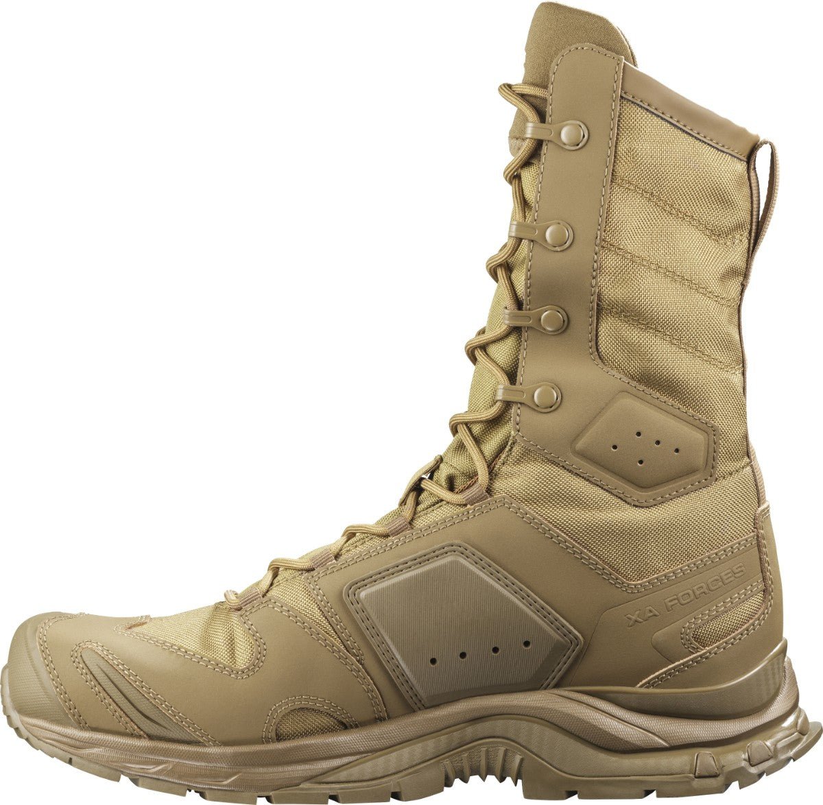 Der SALOMON FORCES XA FORCES JUNGLE - Coyote Brown ist ein taktischer High-Top-Stiefel mit robuster Sohle, verstärktem Zehenbereich, strapazierfähigen Seitenteilen, Schnürsenkeln aus Stoff und mehreren Ösen, der für den Einsatz im Freien oder beim Militär entwickelt wurde.
