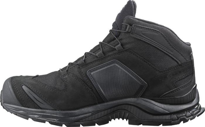 Der SALOMON FORCES Salomon XA FORCES MID GTX DE - Black ist ein wasserdichter, taktischer Stiefel für den mittleren Knöchelbereich mit robuster Gummisohle, atmungsaktiven Mesh-Einsätzen, verstärkter Haltbarkeit und einem sicheren Schnürverschluss. Inspiriert von sportlichen Wanderdesigns.