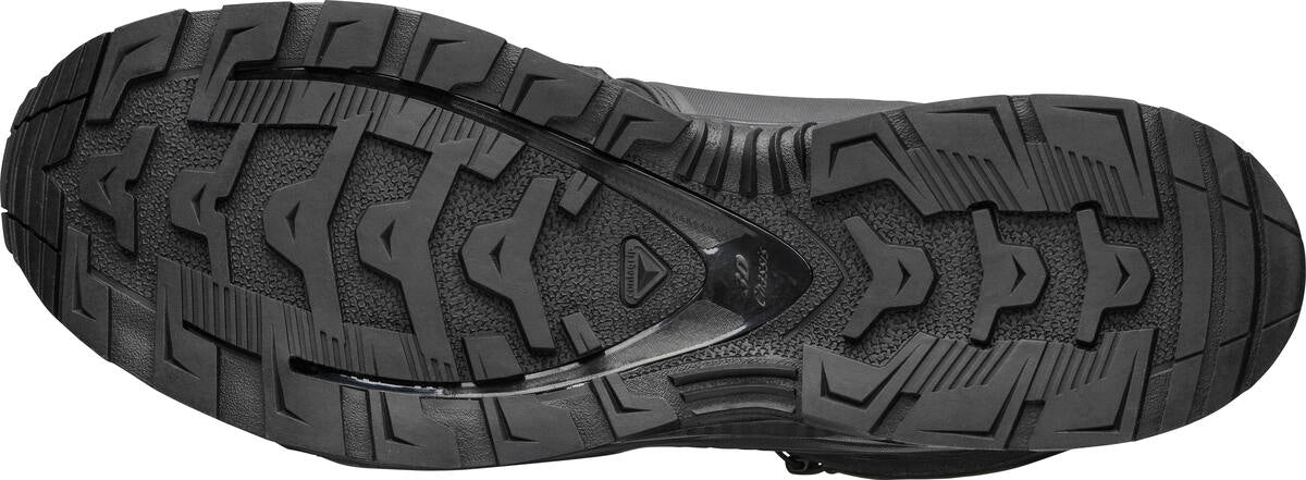 Nahaufnahme der schwarzen Gummisohle des SALOMON FORCES XA FORCES MID WIDE EN - Black, die ein robustes, strukturiertes Profil für Traktion und ISO 20347-zertifizierte Haltbarkeit aufweist.