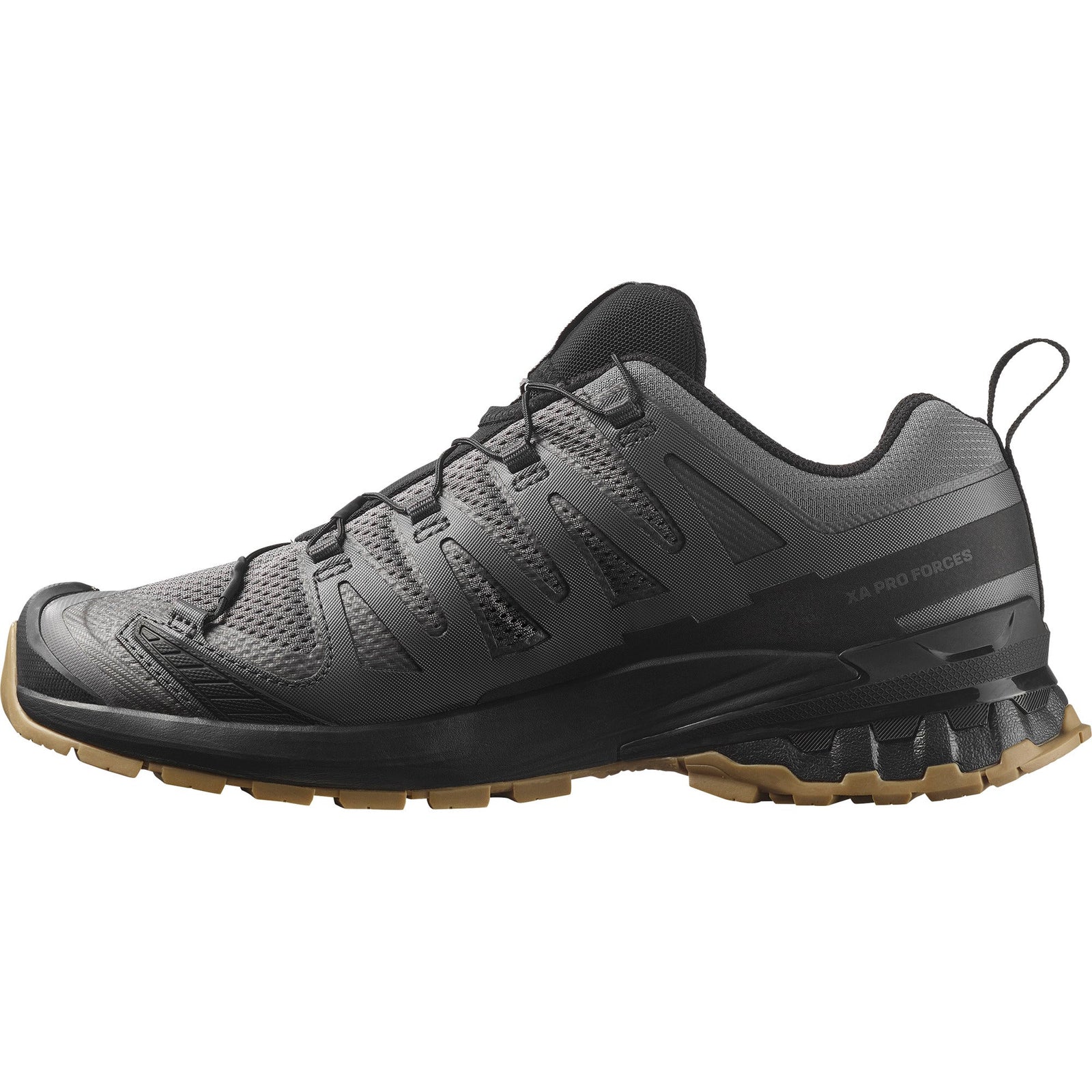 Der SALOMON FORCES XA PRO FORCES in Clrock/Schwarz/Gum, abgebildet im Seitenprofil auf weißem Hintergrund, verfügt über eine robuste, strukturierte Sohle, das SensiFit-System zur Unterstützung und eine Zuglasche an der Ferse.