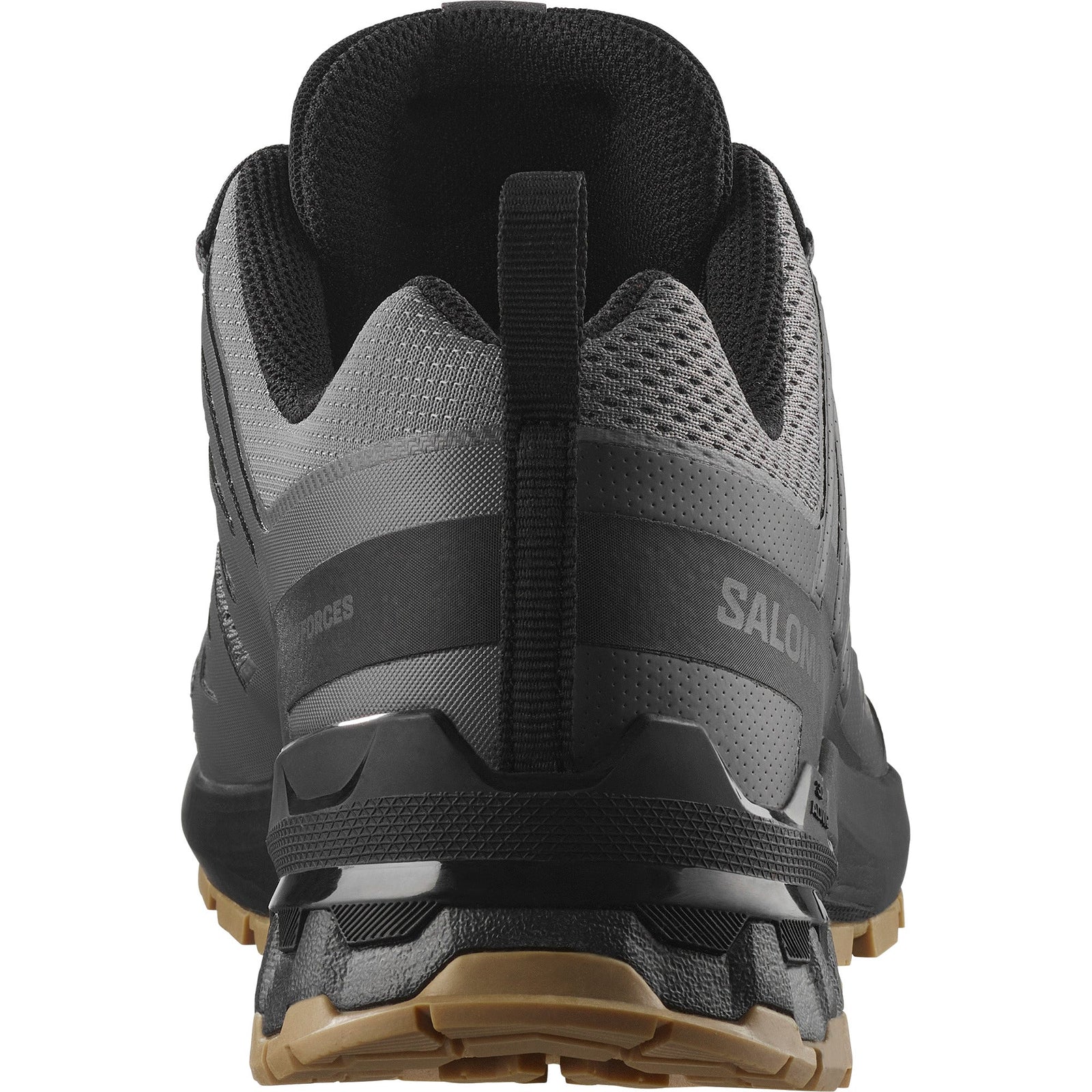 Rückansicht eines SALOMON FORCES XA PRO FORCES Schuhs in Clrock/Schwarz/Gum mit robuster brauner Laufsohle, atmungsaktivem Mesh-Obermaterial, SensiFit-System-Unterstützung, schwarzer Fersenlasche und dem Salomon-Logo an der Ferse.