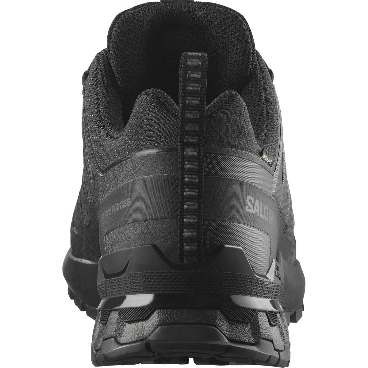 Rückansicht des SALOMON FORCES XA PRO FORCES GTX - Black mit strukturierter Sohle, gemustertem Obermaterial und Zuglasche an der Ferse. Das GORE-TEX-Branding unterstreicht das wetterfeste Design, während Salomon an der Seite sichtbar ist.