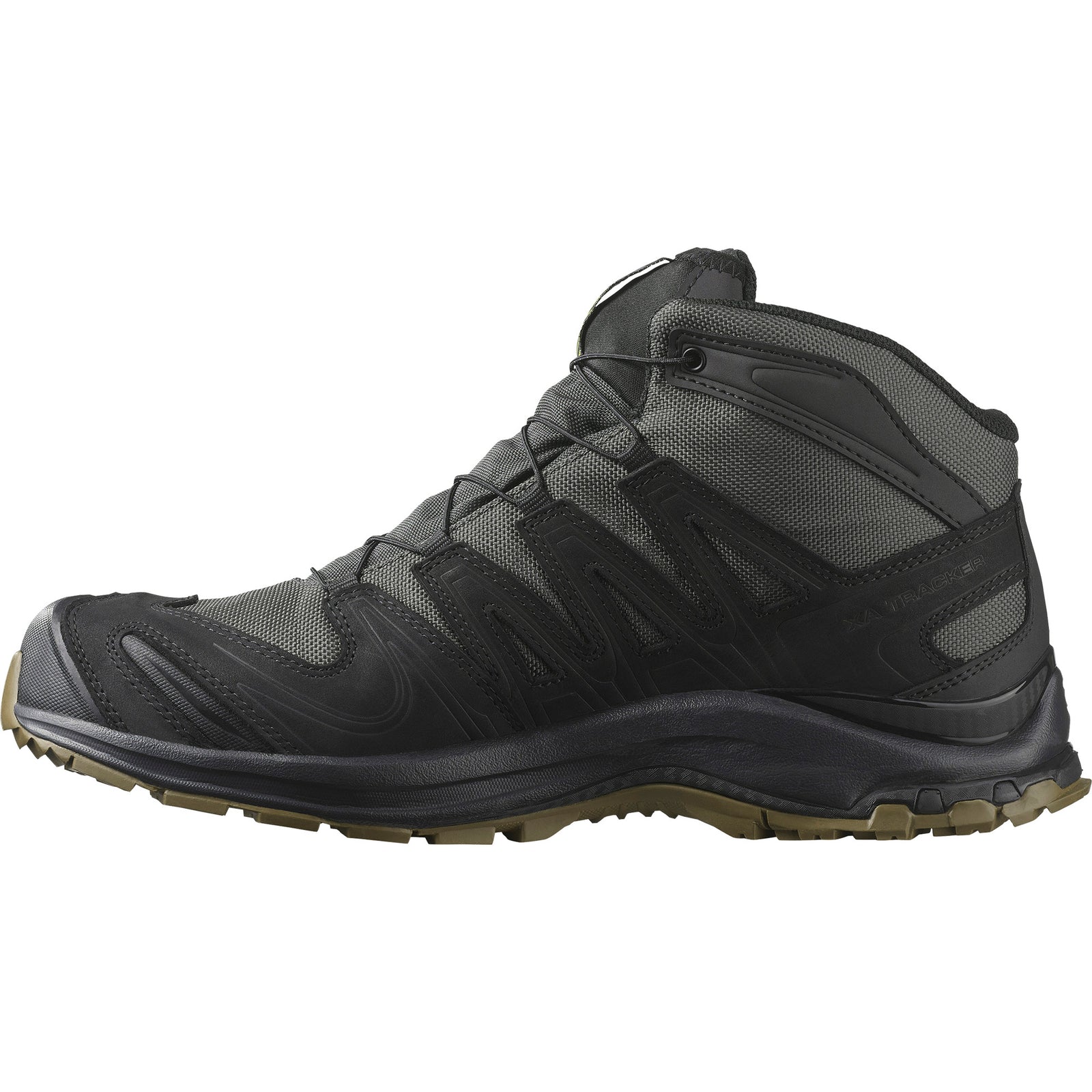 Der SALOMON TRACKER XA TRACKER GTX in Black/Asphalt/Coyote ist ein wasserdichter Outdoor-Schuh mit robuster Sohle, Mesh- und Synthetik-Overlays und einem knöchelhohen Design, hier von der Seite auf weißem Grund.