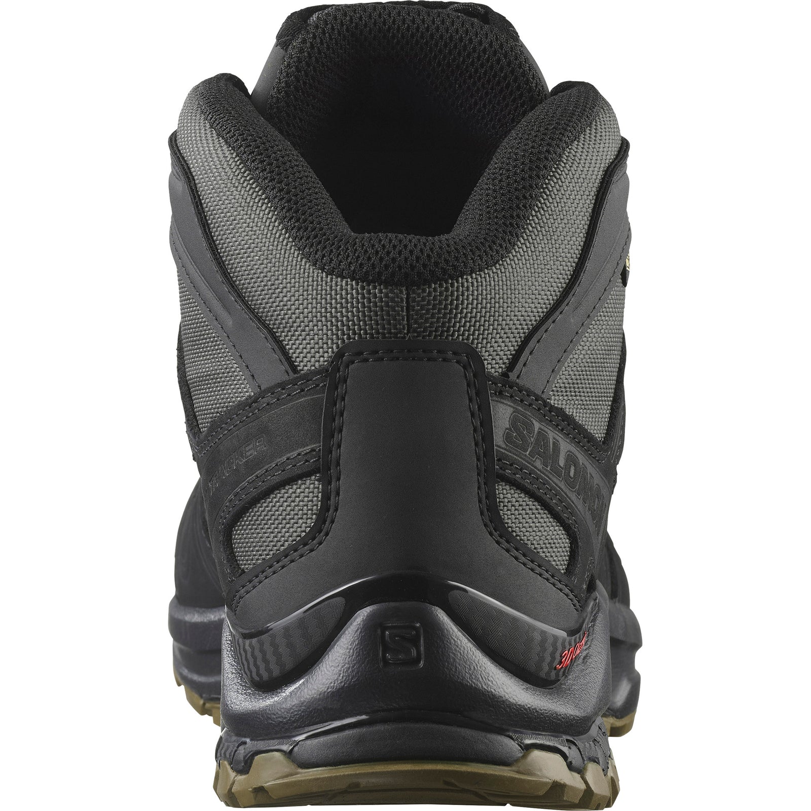 Rückansicht des Salomon XA TRACKER GTX in Black/Asphalt/Coyote von SALOMON TRACKER, mit Mesh-Einsätzen, strukturierten Akzenten, einer robusten braunen Sohle und Markenlogos auf der Rückseite und an der Seite. Dieser Outdoor-Schuh ist wasserdicht.