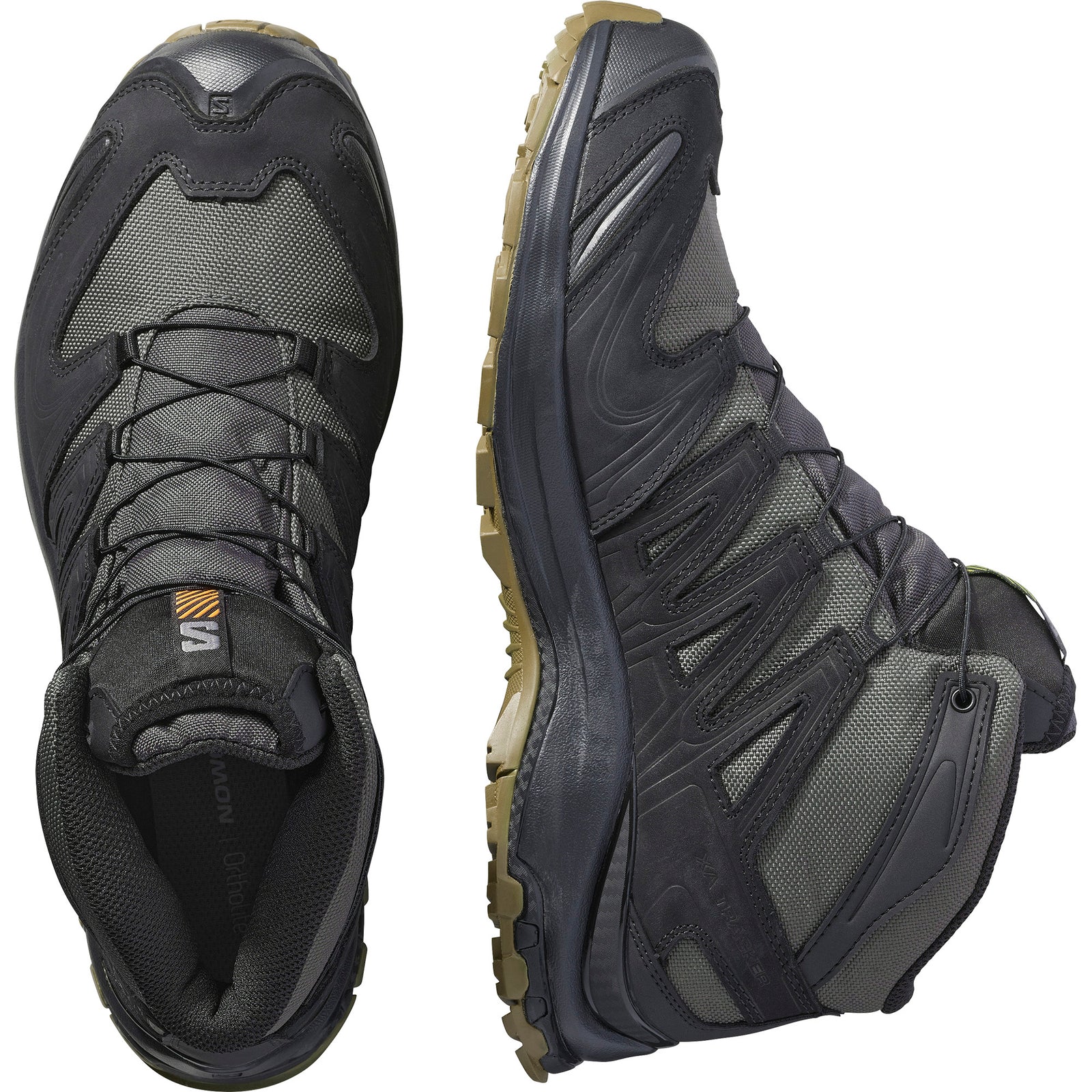 Zwei Salomon XA TRACKER GTX Stiefel in Black/Asphalt/Coyote von SALOMON TRACKER werden gezeigt - einer von oben, einer von der Seite - und betonen ihr Design, ihre Materialien und ihr Profil als robuster wasserdichter Outdoor-Schuh.