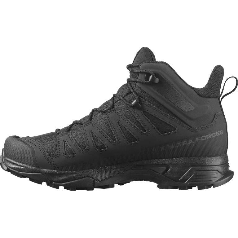 Der SALOMON FORCES X ULTRA FORCES MID - Black ist ein mittelhoher Wanderschuh mit robustem Profil, verstärktem Zehenbereich, kantigen Details, Zuglasche an der Ferse und "ULTRA FORCES"-Text an der Seite.
