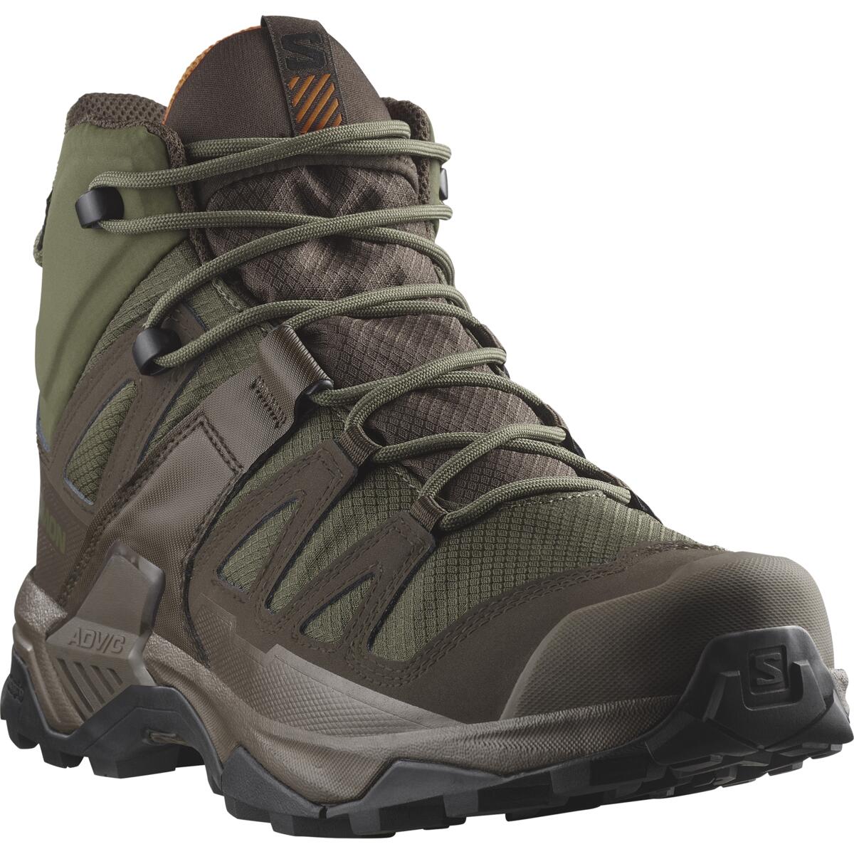 Ein einzelner SALOMON TRACKER X ULTRA TRACKER GTX-Stiefel in Grün/Erdbraun/Orange, mit dicken Schnürsenkeln, strukturierter Sohle und verstärkter Schuhspitze, von vorne fotografiert - ideal für Wanderungen im Freien.