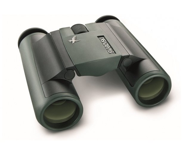 Das grün-schwarze SWAROVSKI OPTIK Fernglas CL Pocket 10x25 mit Vogellogo ist schräg auf weißem Hintergrund abgebildet.