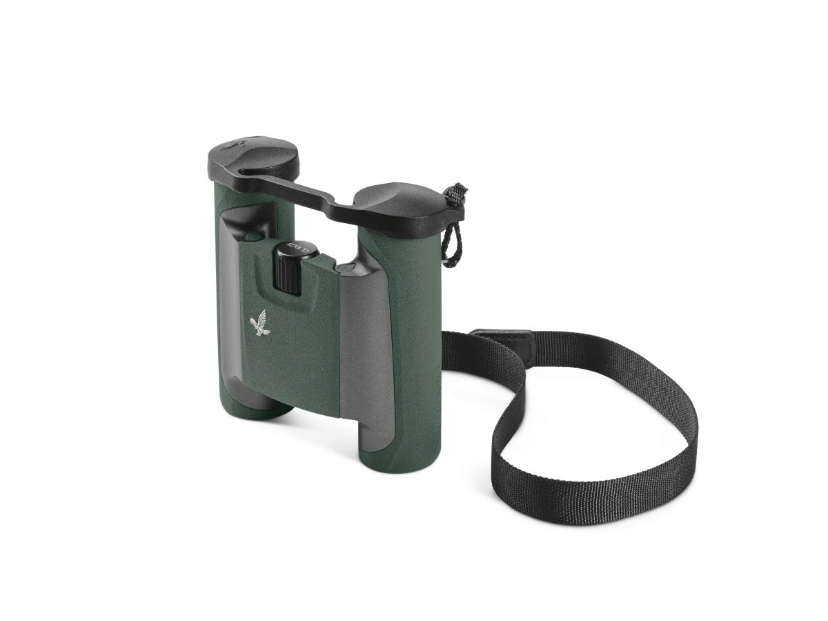 Das SWAROVSKI OPTIK Fernglas CL Pocket 10x25, in den Farben grün und schwarz mit schwarzem Umhängeband, steht aufrecht auf weißem Hintergrund.