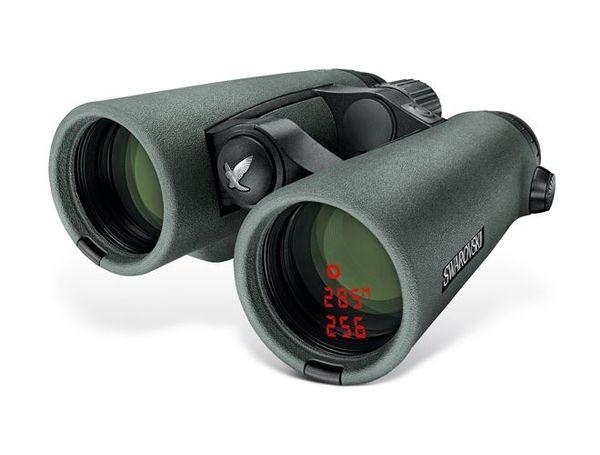 Ein grünes SWAROVSKI OPTIK Fernglas EL Range 8x42 TA mit strukturierten Griffen und zentralem Fokussierknopf, mit einer roten Digitalanzeige im linken Okular zur Entfernungsmessung.