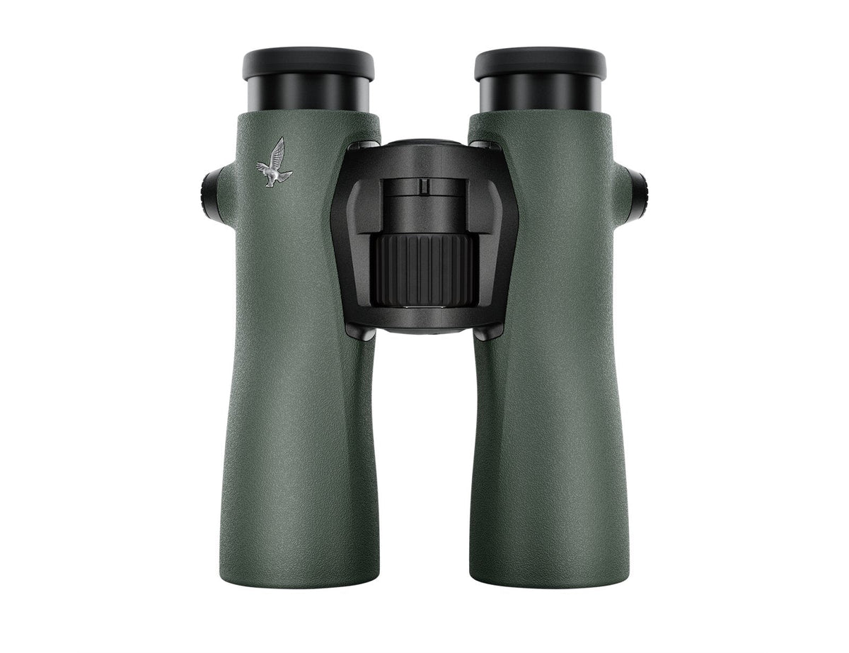Ein grünes SWAROVSKI OPTIK NL Pure 8x42 Fernglas mit schwarzen Okularen und einem zentralen Fokussierknopf, von vorne gesehen. Auf der linken Seite erscheint ein kleines Vogellogo, das dieses hochwertige Swarovski Fernglas hervorhebt.