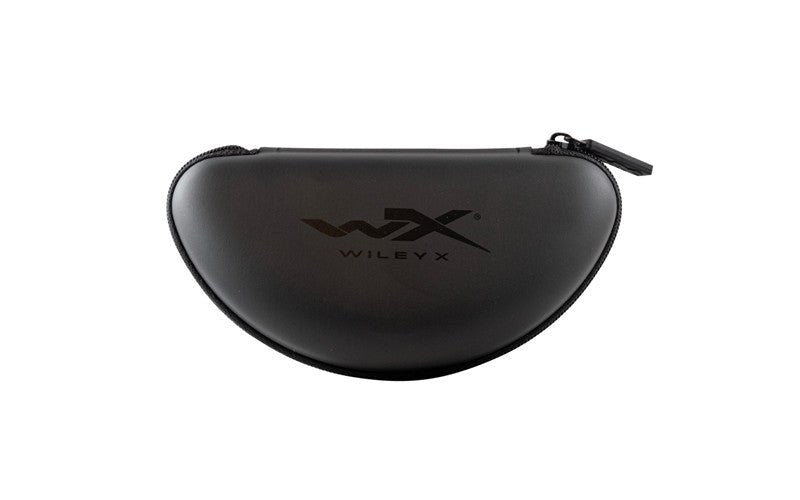 Das Wiley X Brillenetui von WILEY X ist ein schwarzes, halbrundes Hartschalenetui mit Reißverschluss und Logo auf der Vorderseite, das zur sicheren Aufbewahrung und zum Schutz Ihrer Brille oder Ihres Schutzbrille Etuis dient.