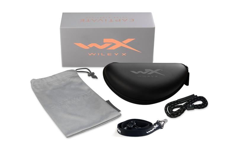 Das Zubehörset für die Wiley X Schutzbrille GRAVITY von WILEY X enthält einen grauen Softbeutel, ein schwarzes Hardcase mit Reißverschluss, ein Lanyard, Reinigungstuch sowie eine graue Box mit orangefarbenem Branding - ideal für Ihre polarisierte Sonnenbrille.