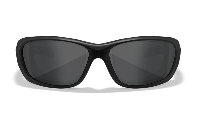 Eine Wiley X Schutzbrille GRAVITY von WILEY X mit dunkel getönten, polarisierten Gläsern, von vorne auf weißem Hintergrund.