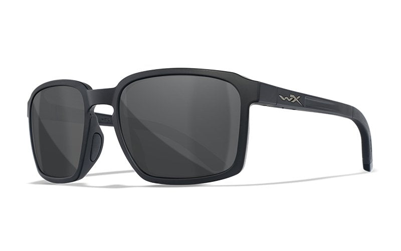 Die Wiley X Sonnenbrille ALFA von WILEY X hat einen schwarzen, rechteckigen, matten Rahmen, dunkelgrau getönte Gläser, abnehmbare Seitenschilde und ein dezentes wx-Logo an den Bügeln.