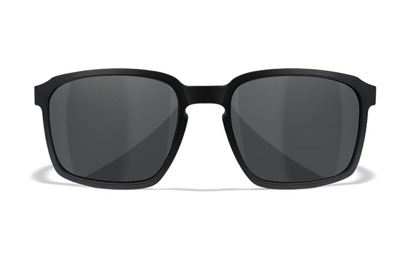 Ein Paar schwarze rechteckige WILEY X Sonnenbrille ALFA mit dunklen Gläsern und optionalem abnehmbaren Seitenschutz, dargestellt von vorne auf weißem Hintergrund.