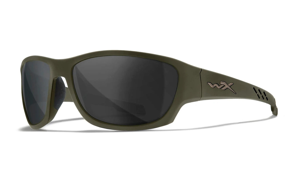 Die WILEY X Sonnenbrille CLIMB hat ein mattes OD Green-Finish, ein metallisches wx-Logo, ein Wraparound-Design zum Schutz der Augen, dunkel getönte Gläser und bietet 100% UVA/UVB-Schutz.