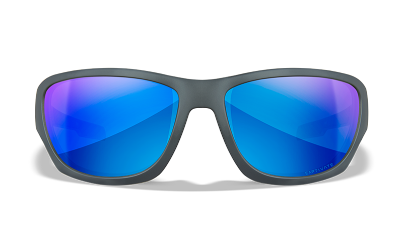Ein Paar WILEY X CLIMB Sonnenbrille mit mattschwarzem Rahmen und Captivate Blue Mirror polarisierten Gläsern, dargestellt von vorne auf weißem Hintergrund.