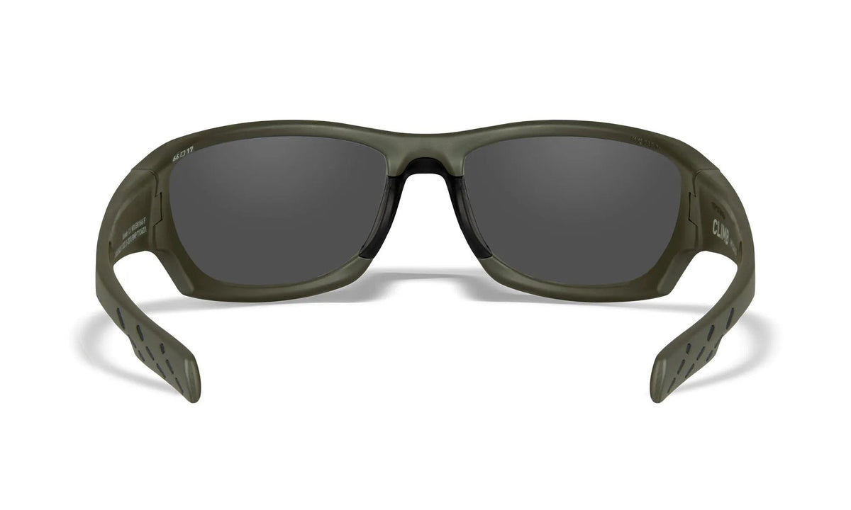 Die WILEY X Sonnenbrille CLIMB verfügt über dunkle, umlaufende schwarze Gläser und einen matten OD-grünen Rahmen, der von vorne auf einem weißen Hintergrund dargestellt wird. Bietet 100% UVA/UVB-Schutz für hervorragenden Augenschutz.