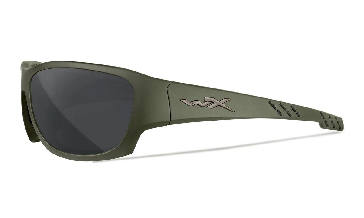 Die Wiley X Sonnenbrille CLIMB von WILEY X hat einen OD-grünen Wraparound-Rahmen mit dunklen Gläsern, dicke Bügel mit kleinen Belüftungslöchern an den Schläfen, ein WX-Metallic-Logo an der Seite und 100% UVA/UVB-Schutz.