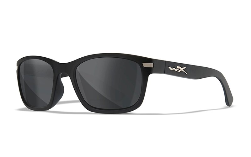 Die WILEY X Sonnenbrille HELIX hat einen mattschwarzen, rechteckigen Rahmen, dunkelgraue Gläser, einen leichten Seitenschutz und ein WX-Logo auf dem Bügel.