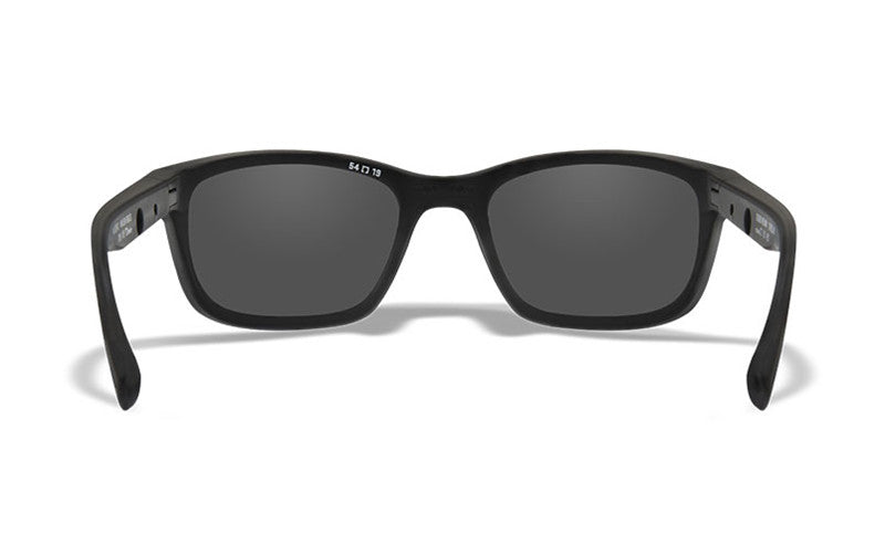 Die Sonnenbrille WILEY X Sonnenbrille HELIX hat einen schwarzen Rahmen, dunkle Gläser und einen Seitenschutz, hier von vorne mit leicht nach außen gebogenen Bügeln.
