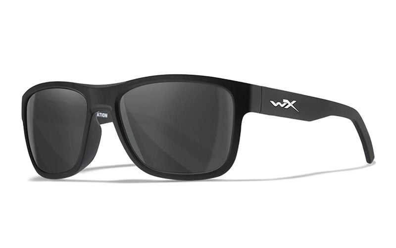 Die WILEY X Sonnenbrille OVATION bietet einen modernen, sportlichen Look mit einem mattschwarzen Rahmen, rechteckigen, dunkel getönten grauen Gläsern und einem weißen wx-Logo auf dem linken Bügel für Stil und zuverlässigen Schutz.