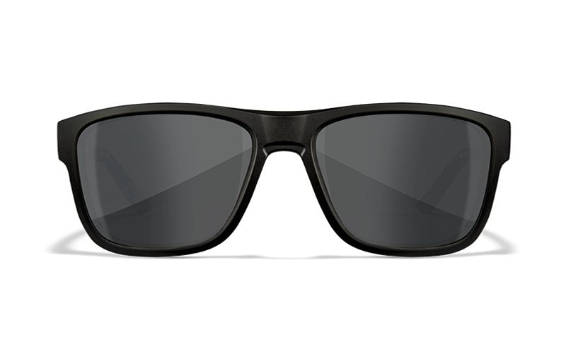 Ein Paar Wiley X Sonnenbrille OVATION von WILEY X in Schwarz, mit rechteckigem Rahmen, grauen Gläsern und abnehmbaren Seitenschilden, von vorne auf weißem Hintergrund dargestellt.