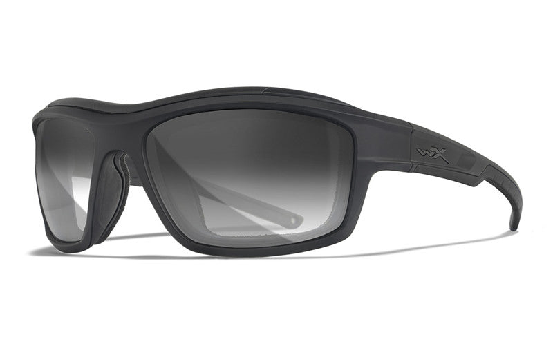 Die Wiley X Sonnenbrille OZONE von WILEY X hat ein schwarzes Wraparound-Sportdesign mit dickem Rahmen, leicht gebogenen Bügeln, dunkel getönten Gläsern und einem kleinen WX-Logo auf dem linken Bügel.