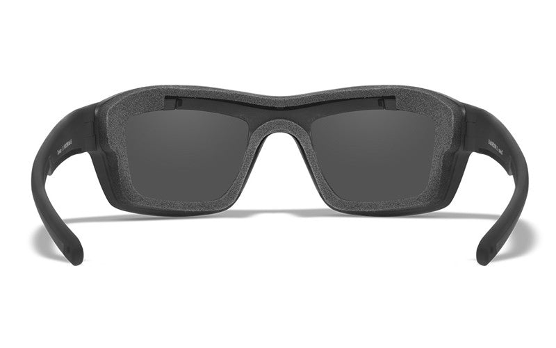 Eine Wiley X Sonnenbrille OZONE Sport-Sonnenbrille von WILEY X mit dickem schwarzem Rahmen und gebogenen Bügeln, von vorne auf weißem Hintergrund.