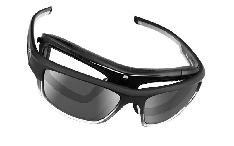 Eine Wiley X Sonnenbrille OZONE Sport-Sonnenbrille von WILEY X mit dunklen Gläsern, einem Wraparound-Design und einem teilweise transparenten unteren Rahmen, dargestellt von oben auf weißem Hintergrund.