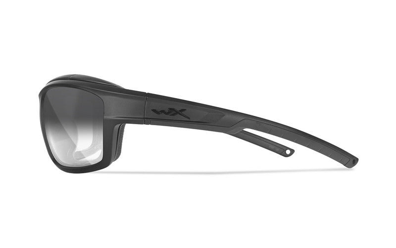 Seitenansicht der Wiley X Sonnenbrille OZONE von WILEY X mit einem dicken, kantigen schwarzen Rahmen und dunklen Wraparound-Gläsern. Das WX-Logo in der Nähe des Bügelgels setzt einen markanten Akzent auf dieser sportlichen Sonnenbrille.
