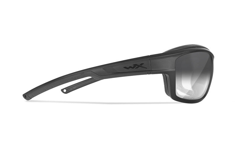 Seitenansicht der Wiley X Sonnenbrille OZONE von WILEY X, schwarze Sport-Sonnenbrille mit grau getönten Gläsern, dickem Rahmen und WX-Logo am Bügel.