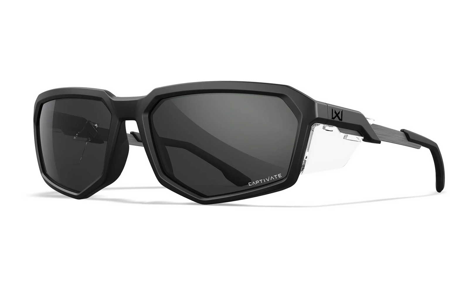 Schwarze WILEY X Sonnenbrille RECON Sonnenbrille mit eckigem Wraparound-Rahmen, dunkel getönten CAPTIVATE Gläsern, dicken Bügeln mit Seitenschutz und dem Wiley X Sonnenbrille Logo auf dem Bügel.