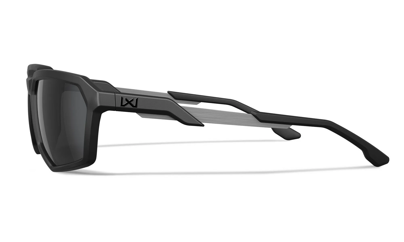 Die WILEY X Sonnenbrille RECON zeichnet sich durch einen geometrischen Rahmen in Schwarz und Silber, dunkle CAPTIVATE Gläser und das WX Recon K-Logo in der Nähe der Bügel für einen modernen Look aus.