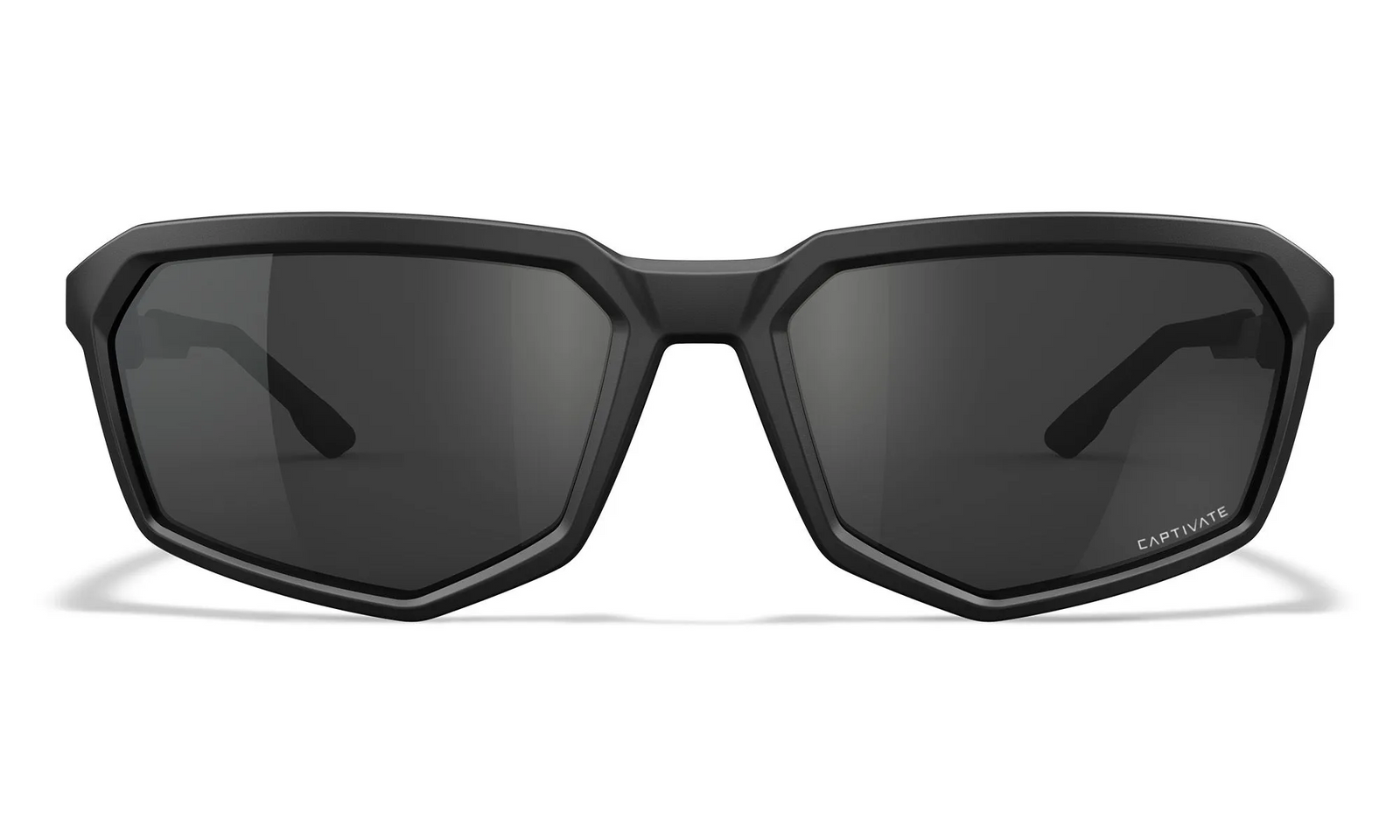 Die Wiley X Sonnenbrille RECON hat einen schwarzen, kantigen, geometrischen Rahmen und dunkel getönte CAPTIVATE Gläser. Der Schriftzug "CAPTIVATE" ist unten rechts auf dem Glas zu sehen. Die WILEY X Sonnenbrille ist nach vorne gerichtet vor einem weißen Hintergrund abgebildet.