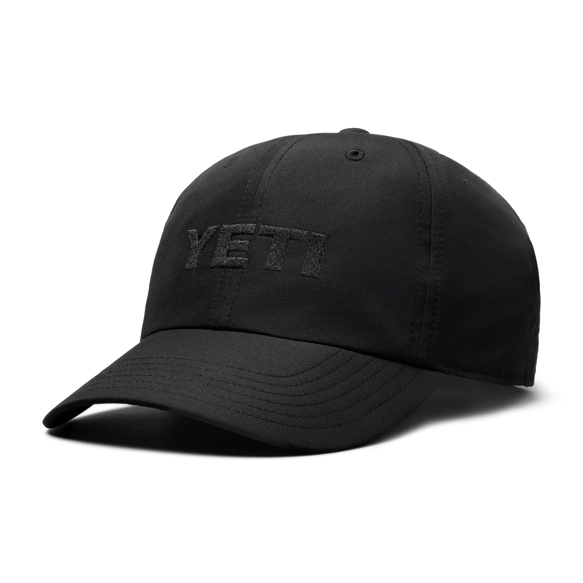Die YETI® Baseballkappe von YETI ist leicht schräg vor einem weißen Hintergrund abgebildet und zeichnet sich durch glatten schwarzen Stoff und dezente schwarze Stickereien aus - eine vielseitige Outdoor-Kappe für jedes Abenteuer.