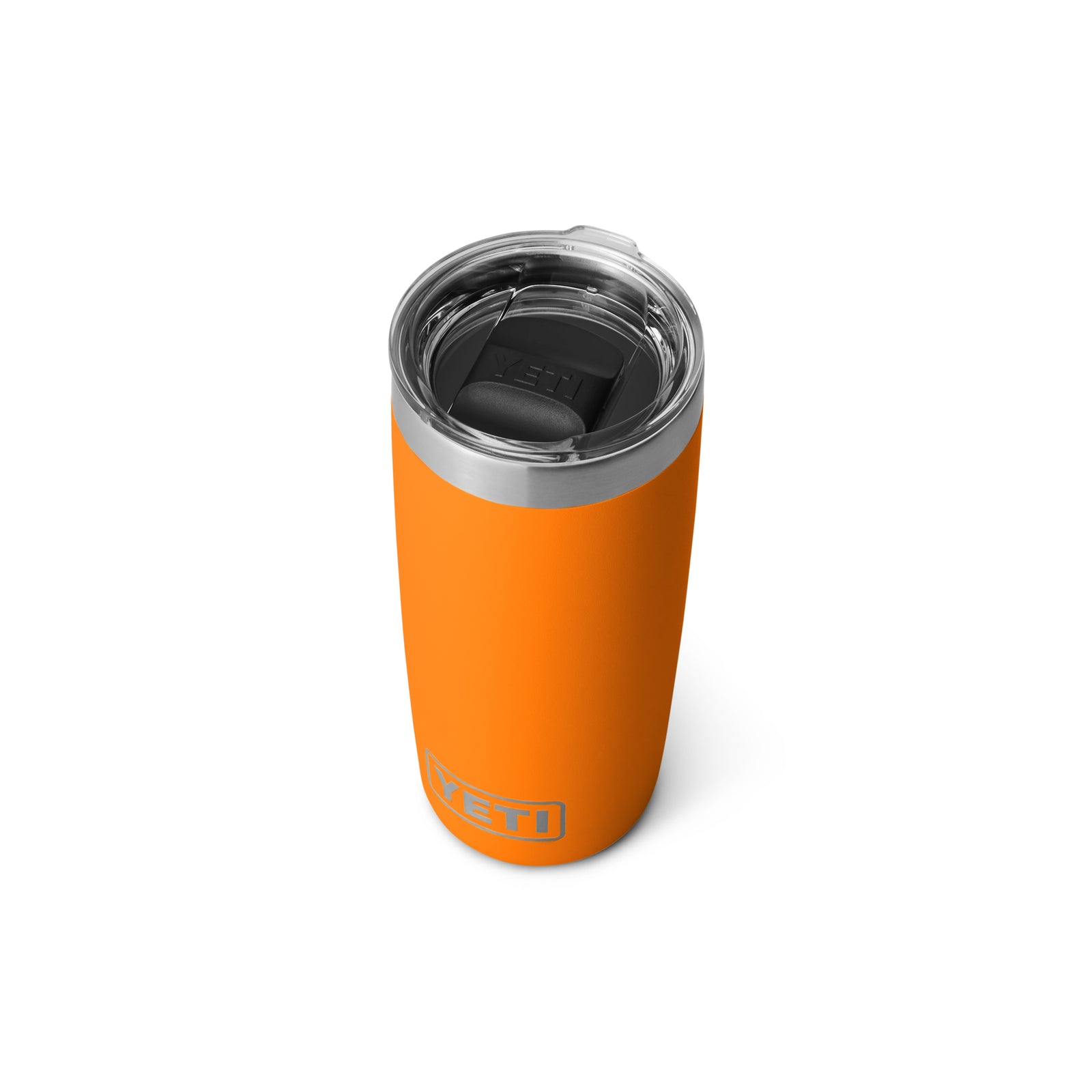 Der YETI® Becher Rambler 10 Oz - King Crab ist auf weißem Hintergrund abgebildet, hat eine leuchtend orangefarbene Oberfläche, einen durchsichtigen grauen Kunststoffdeckel, einen Rand aus Edelstahl und das YETI-Logo auf der Vorderseite.