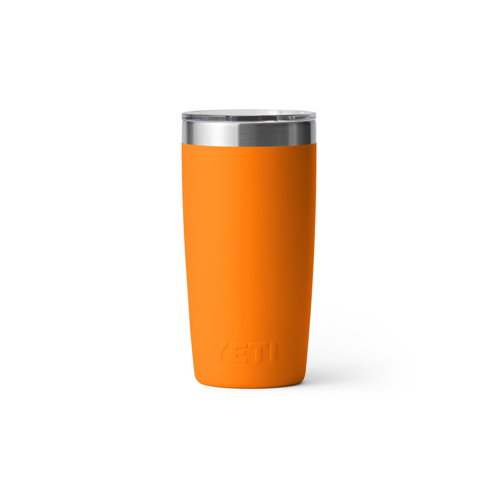 YETI® Becher Rambler 10 Oz - King Crab in kräftigem Orange mit klarem Magnet-Verschlussdeckel und geprägtem YETI Logo am unteren Rand, auf weißem Hintergrund.