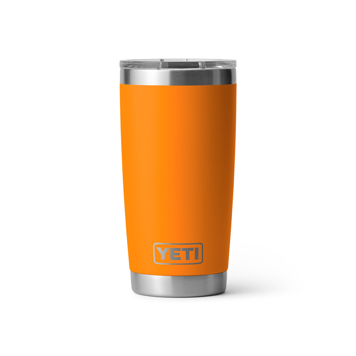 Der YETI® Becher Rambler 20 Oz - King Crab ist ein leuchtend orangefarbener Becher mit doppelwandiger Vakuumisolierung und einem Boden und Deckel aus 18/8 Edelstahl, der aufrecht auf einem weißen Hintergrund abgebildet ist.