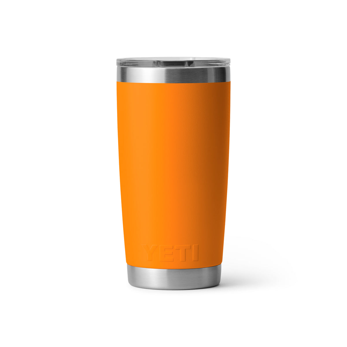 Der YETI® Becher Rambler 20 Oz - King Crab in leuchtendem Orange verfügt über eine doppelwandige Vakuumisolierung, einen silbernen Boden und Deckel aus Edelstahl 18/8 sowie das geprägte YETI-Logo in der Nähe des Bodens auf weißem Hintergrund.
