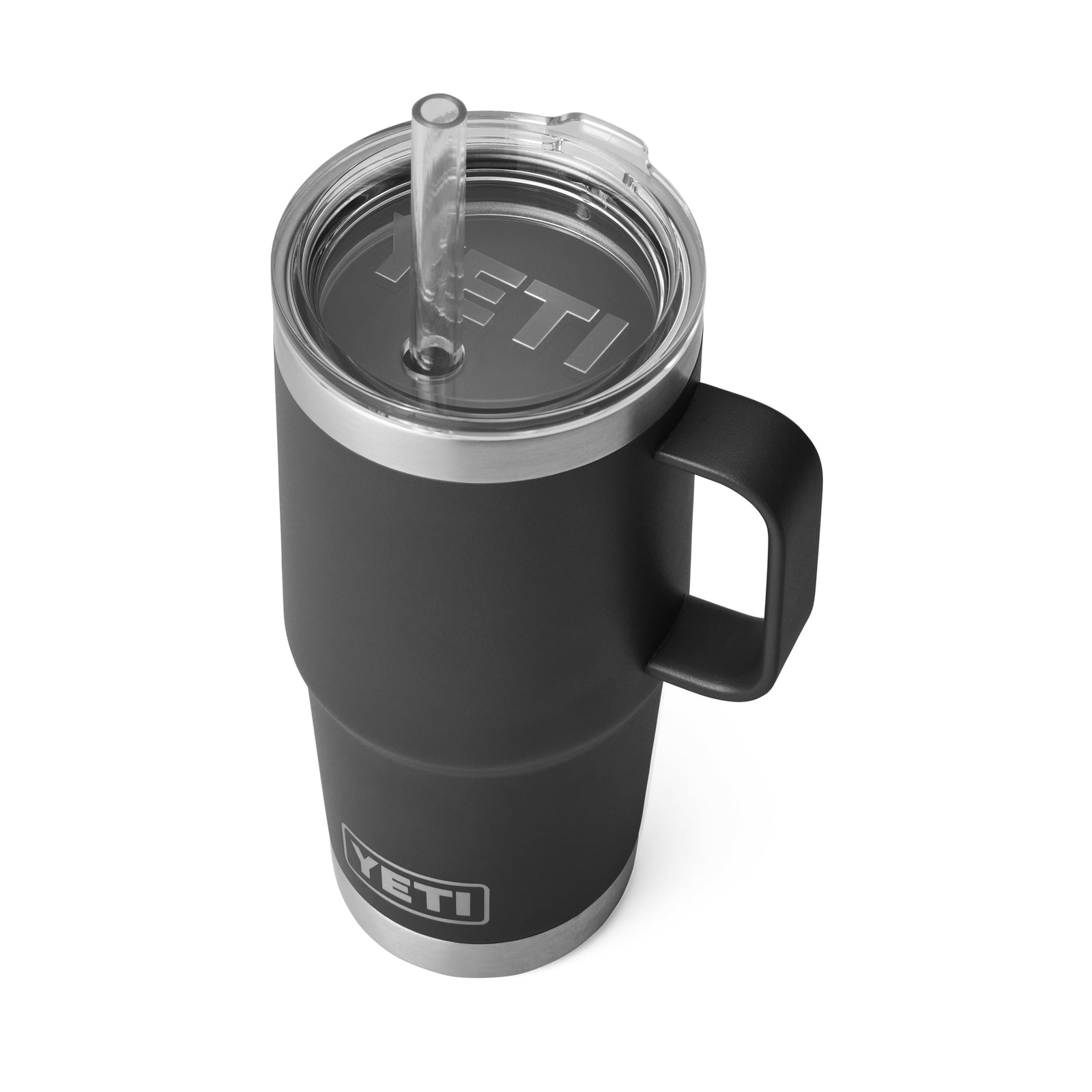 Der YETI® Becher Rambler 25 Oz Straw Mug - Black mit Henkel, durchsichtigem Deckel und wiederverwendbarem Strohhalm von YETI ist von oben auf einem weißen Hintergrund abgebildet.